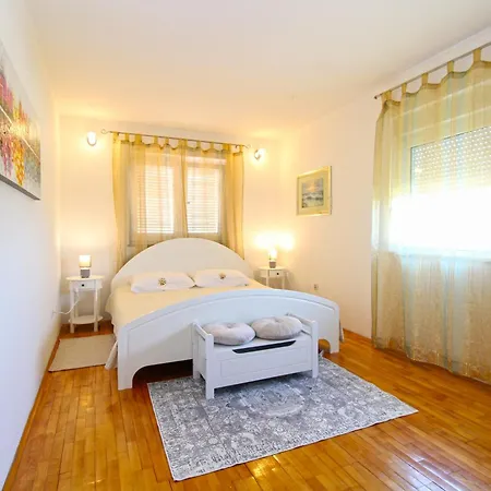 House Dubravka 1946 * פולה